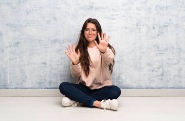 Genç öğrenci kız ön elleri germe bir masada sinir eğitim