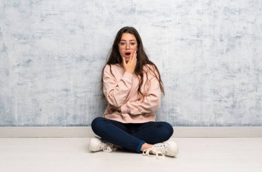 Bir masada okuyan genç öğrenci kız doğru bakarken şaşırttı ve şok