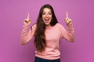 Mor duvar üzerinde genç kız harika bir fikir işaret