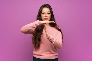 Genç kız üzerinde mor duvar yapma zaman dışarı jest