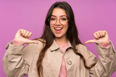 Genç kız üzerinde mor duvar gururlu ve kendinden memnun