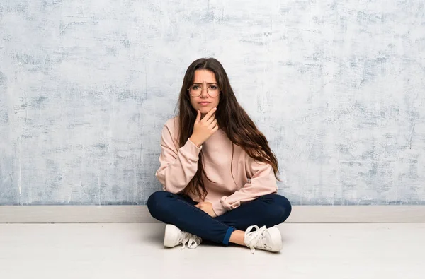 Genç öğrenci kız bir tablo düşünme okuyor