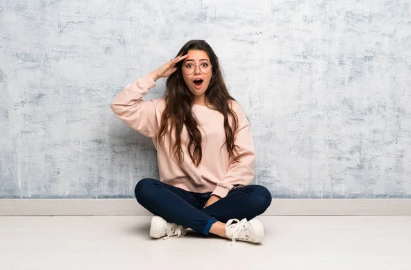 Bir masada okuyan genç öğrenci kız sadece bir şey fark etti ve çözüm niyetinde