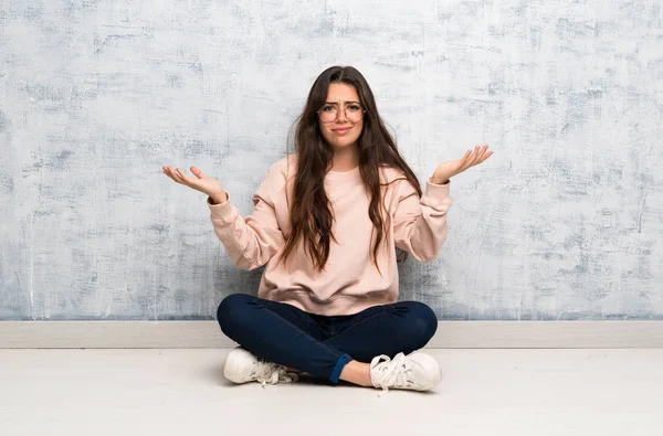 Bir şey anlamak için mutsuz bir tabloda okuyan genç öğrenci kız