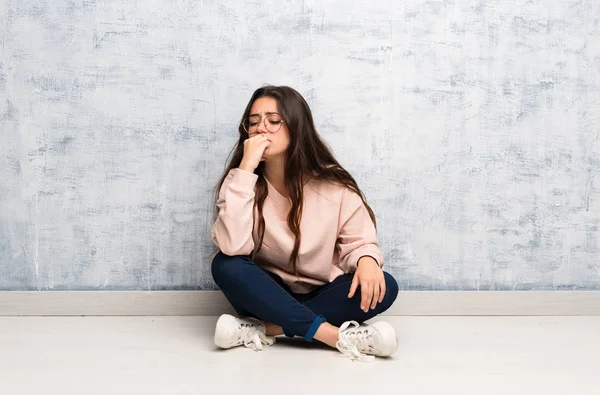 Teenager Studentin Mädchen Studium Ein Tabelle Having Doubt — Stockfoto