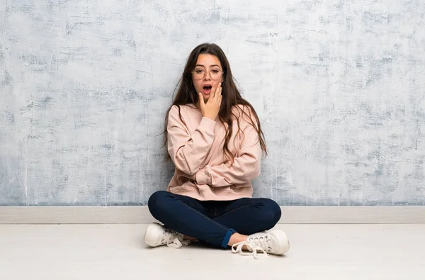 Bir masada okuyan genç öğrenci kız doğru bakarken şaşırttı ve şok