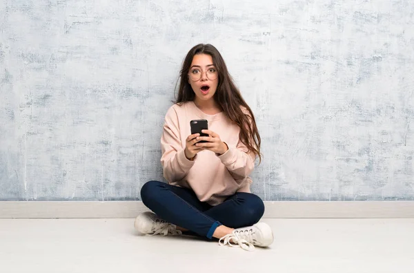 Teenager Studentin Studiert Einem Tisch Überrascht Und Sendet Eine Nachricht — Stockfoto