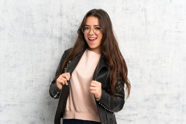 Genç kız grunge duvar üzerinde gurur ve kendini tatmin