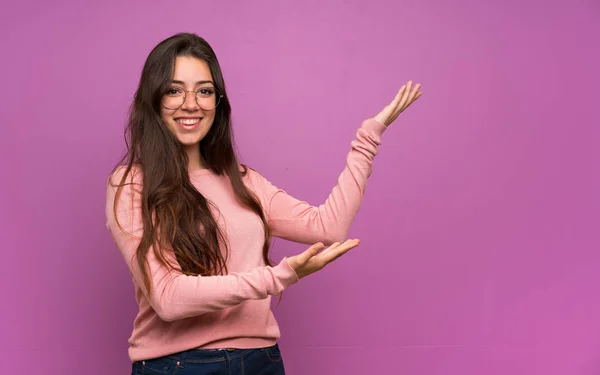 Девочка Подросток Фиолетовой Стеной Протягивает Руки Сторону Приглашения Прийти — стоковое фото