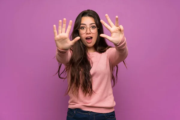 Tiener Meisje Paarse Muur Tellen Negen Met Vingers — Stockfoto