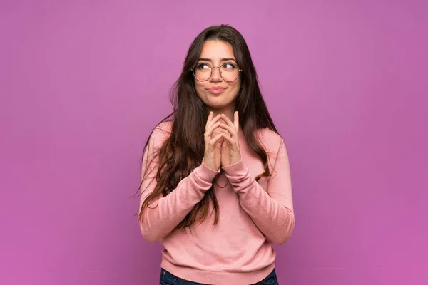 Tiener Meisje Paarse Muur Gekonkel Iets — Stockfoto