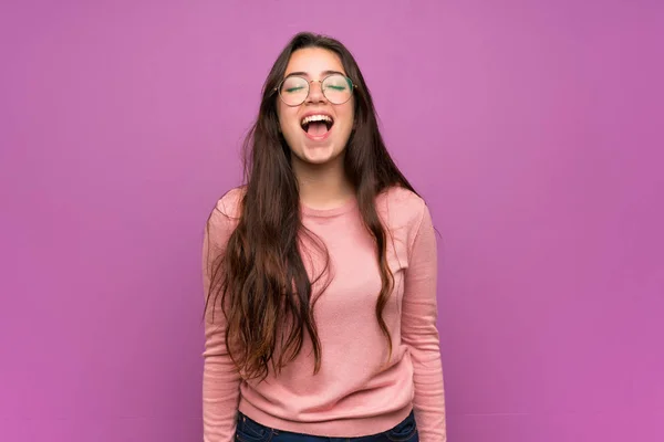 Tiener Meisje Paarse Muur Schreeuwen Naar Voorkant Met Mond Wijd — Stockfoto