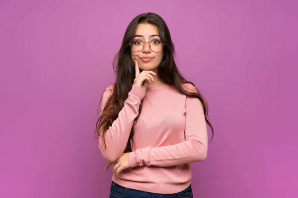 Adolescente Menina Sobre Parede Roxa Olhando Frente — Fotografia de Stock