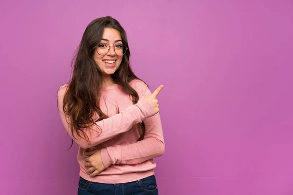 Tiener Meisje Paarse Muur Wijst Terug — Stockfoto