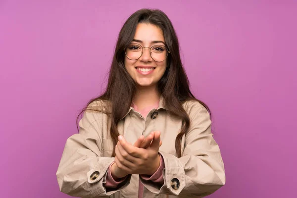 Tiener Meisje Paarse Muur Applaudisseren — Stockfoto