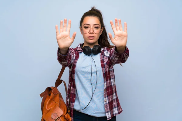 Tiener Student Meisje Geïsoleerde Blauwe Muur Maken Stop Gebaar Teleurgesteld — Stockfoto