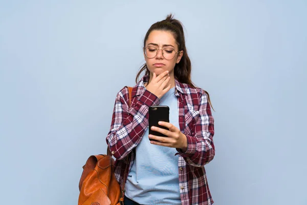 Teenager Student Mädchen Über Isolierte Blaue Wand Denken Und Eine — Stockfoto