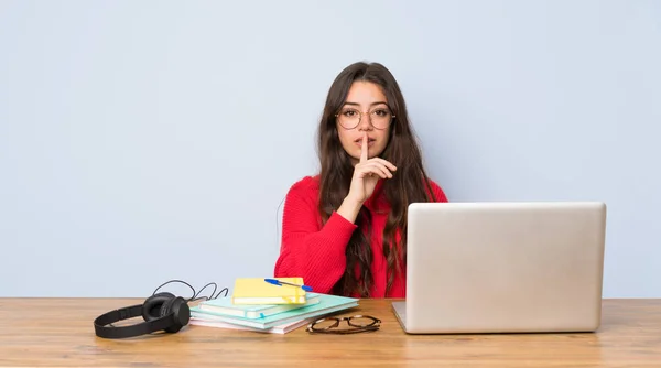 Tiener Student Meisje Studeren Een Tabel Met Een Teken Van — Stockfoto