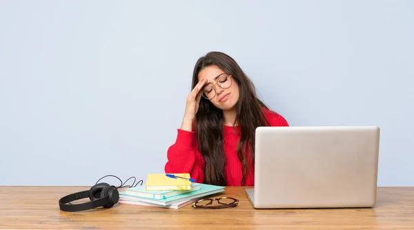 Adolescente Estudiante Niña Estudiando Una Mesa Con Expresión Cansada Enferma — Foto de Stock