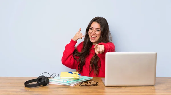 Tiener Student Meisje Studeren Een Tabel Maken Van Telefoon Gebaar — Stockfoto