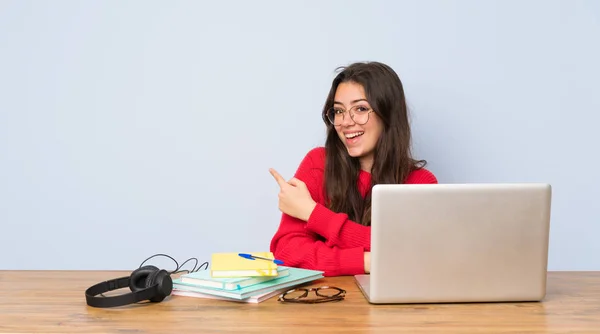 Tiener Student Meisje Studeren Een Tabel Wijzend Naar Achteren — Stockfoto