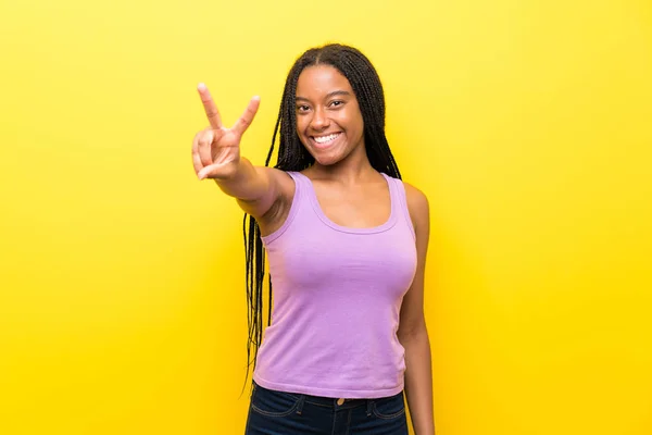 African American Tiener Meisje Met Lang Gevlochten Haar Geïsoleerde Gele — Stockfoto