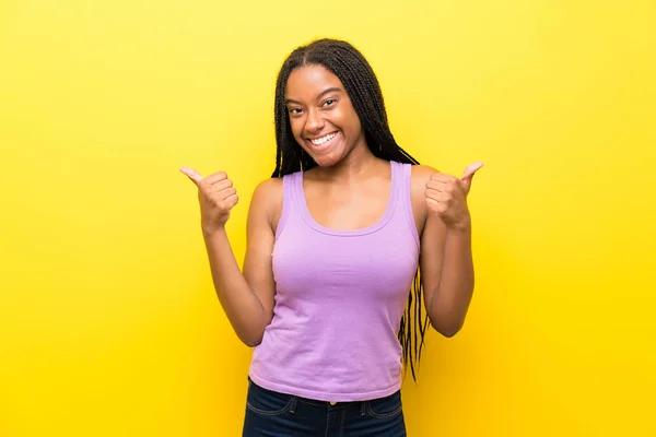 African American Tiener Meisje Met Lang Gevlochten Haar Geïsoleerde Gele — Stockfoto