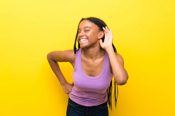 Adolescente Afroamericana Con Pelo Largo Trenzado Sobre Pared Amarilla Aislada — Foto de Stock