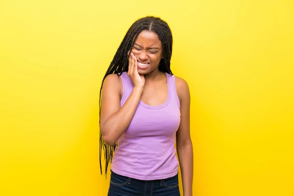 African American Teenager Girl Long Braided Hair Isolated Yellow Wall — Stock Photo, Image