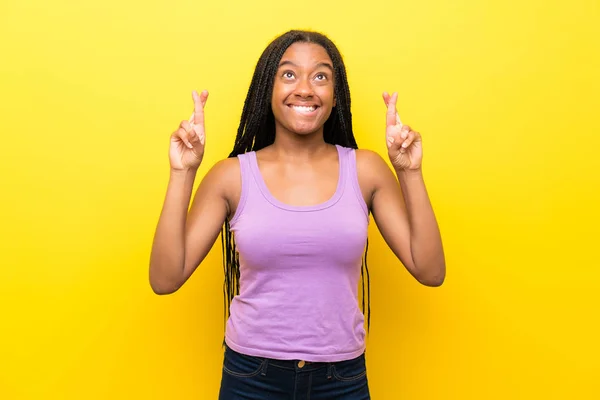 African American Tiener Meisje Met Lang Gevlochten Haar Geïsoleerde Gele — Stockfoto