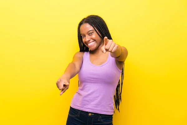 African American Tiener Meisje Met Lang Gevlochten Haar Geïsoleerde Gele — Stockfoto