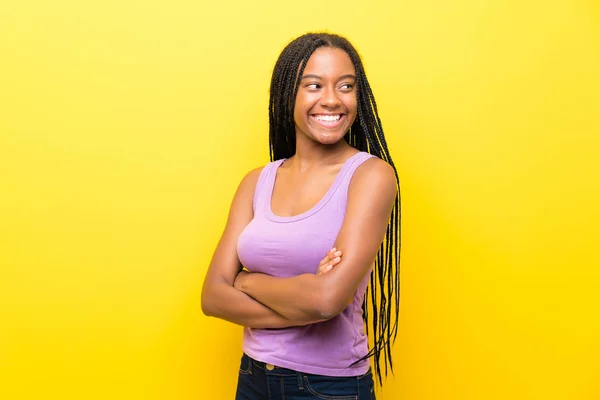 African American Tiener Meisje Met Lange Gevlochten Haar Geïsoleerde Gele — Stockfoto