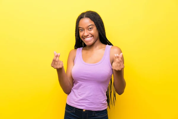 African American Tiener Meisje Met Lang Gevlochten Haar Geïsoleerde Gele — Stockfoto