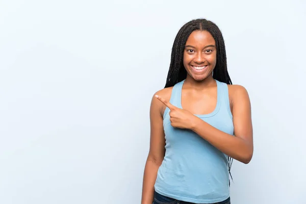 Afrikanisch Amerikanisches Teenager Mädchen Mit Langen Geflochtenen Haaren Über Isoliertem — Stockfoto