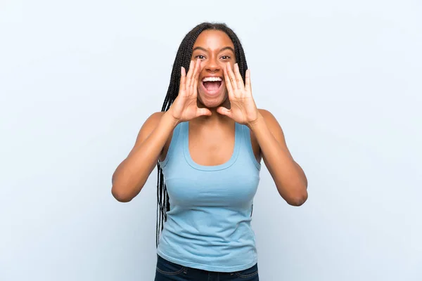 African American Tiener Meisje Met Lang Gevlochten Haar Geïsoleerde Blauwe — Stockfoto