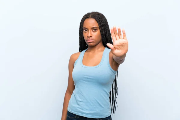 Afro Americano Adolescente Ragazza Con Lunghi Capelli Intrecciati Isolato Sfondo — Foto Stock