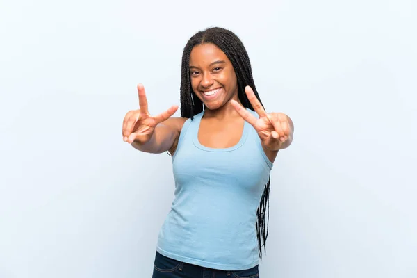 African American Tiener Meisje Met Lang Gevlochten Haar Geïsoleerde Blauwe — Stockfoto