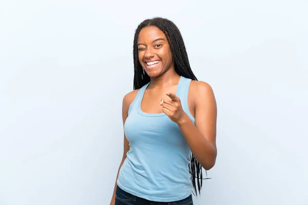 African American Tiener Meisje Met Lang Gevlochten Haar Geïsoleerde Blauwe — Stockfoto