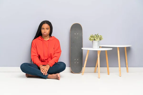 Afro Americano Skater Adolescente Chica Con Trenzado Cabello Sentado Suelo — Foto de Stock