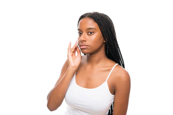 African American Tiener Meisje Met Lange Gevlochten Haar Verwijderen Van — Stockfoto