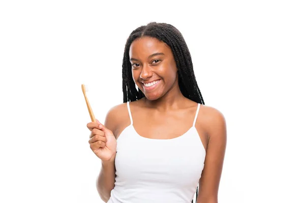 African American Tiener Meisje Met Lange Gevlochten Haren Poetsen Haar — Stockfoto