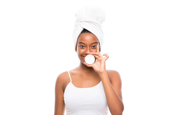 African American Tiener Meisje Met Moisturizer Geïsoleerde Witte Achtergrond — Stockfoto