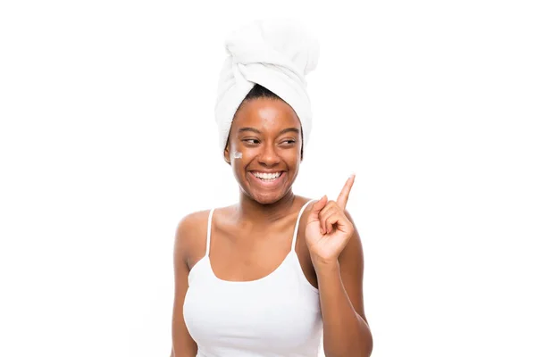 African American Tiener Meisje Met Moisturizer Geïsoleerde Witte Achtergrond — Stockfoto