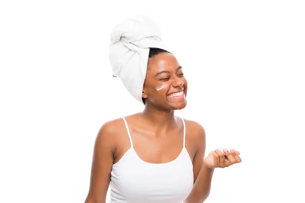 African American Tiener Meisje Met Moisturizer Geïsoleerde Witte Achtergrond — Stockfoto