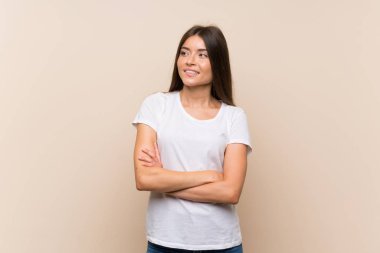 Karışık yüz ifadesi ile izole arka plan üzerinde Pretty genç kız