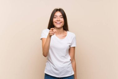 Izole arka plan üzerinde Pretty genç kız şaşırttı ve ön işaret