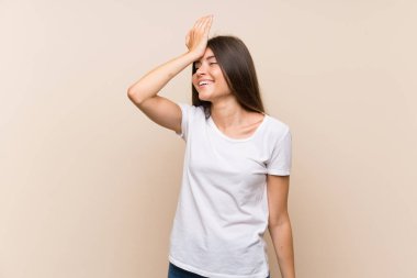 Izole arka plan üzerinde Pretty genç kız bir şey fark etti ve çözüm niyetinde