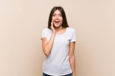 Sürpriz ve şok yüz ifadesi ile izole arka plan üzerinde Pretty genç kız