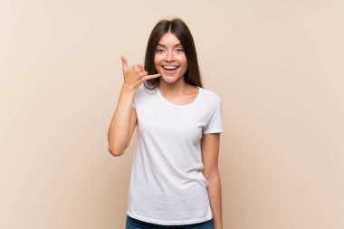 İzole arka plan üzerinden telefon jesti yapan güzel genç kız. Beni geri arayın işareti