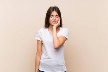 Diş ağrısı ile izole arka plan üzerinde Pretty genç kız